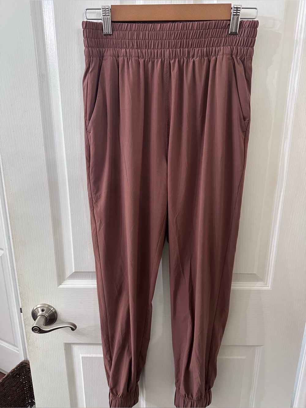 Vuori Women's Villa Jogger Pants - Mauve / Dusty Rose, Size Small